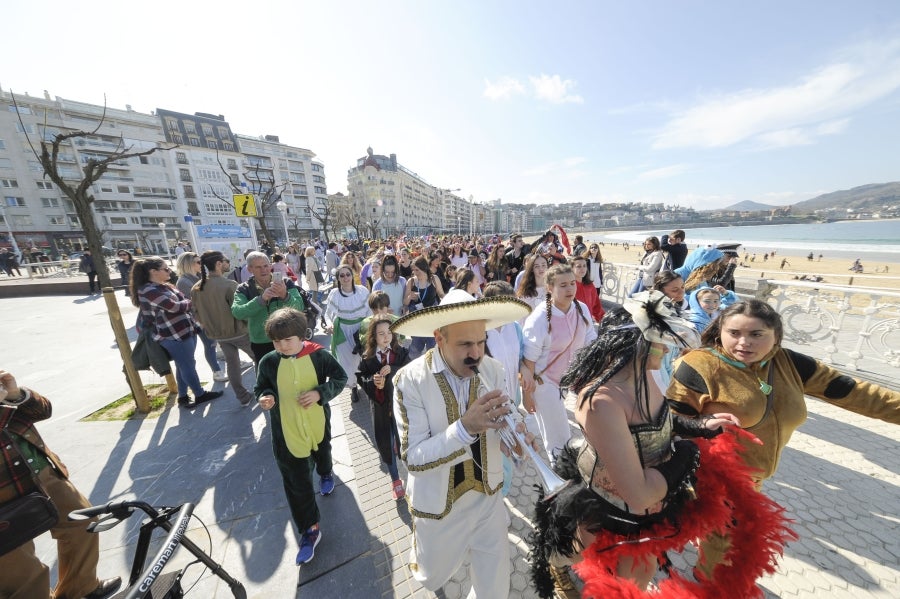 La reina de la fiesta es Maider, egiatarra de 22 años, que lleva 16 en la comparsa de Denok Taldea. Ella y su séquito, compuesto por Ana Gil, Mikel Nuñez y Judith Sánchez, tratan de que todos los donostiarras vivan la fiesta con la ilusión y alegría de su comparsa.