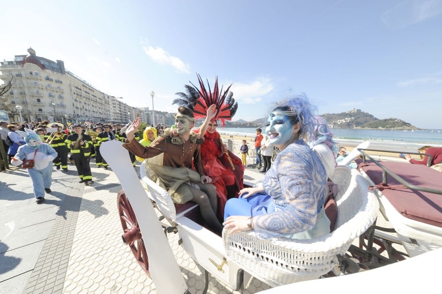 La reina de la fiesta es Maider, egiatarra de 22 años, que lleva 16 en la comparsa de Denok Taldea. Ella y su séquito, compuesto por Ana Gil, Mikel Nuñez y Judith Sánchez, tratan de que todos los donostiarras vivan la fiesta con la ilusión y alegría de su comparsa.