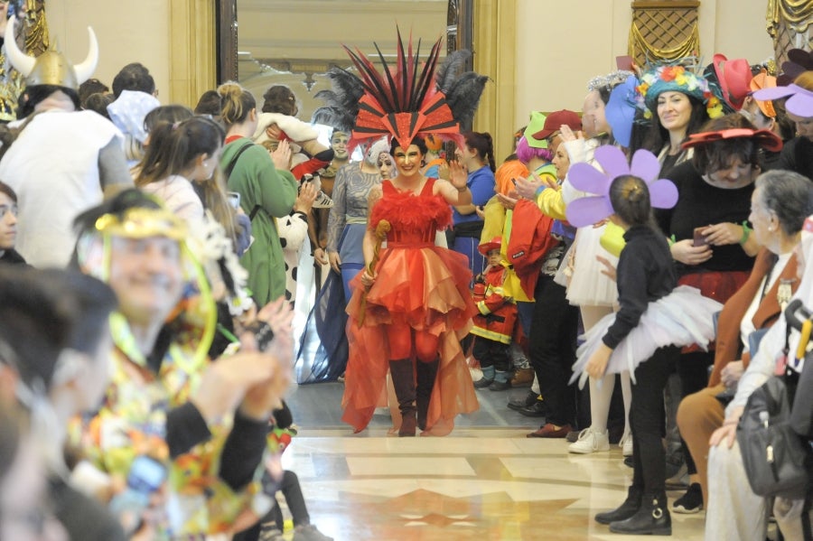 La reina de la fiesta es Maider, egiatarra de 22 años, que lleva 16 en la comparsa de Denok Taldea. Ella y su séquito, compuesto por Ana Gil, Mikel Nuñez y Judith Sánchez, tratan de que todos los donostiarras vivan la fiesta con la ilusión y alegría de su comparsa.