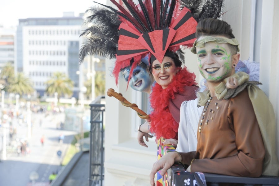 La reina de la fiesta es Maider, egiatarra de 22 años, que lleva 16 en la comparsa de Denok Taldea. Ella y su séquito, compuesto por Ana Gil, Mikel Nuñez y Judith Sánchez, tratan de que todos los donostiarras vivan la fiesta con la ilusión y alegría de su comparsa.