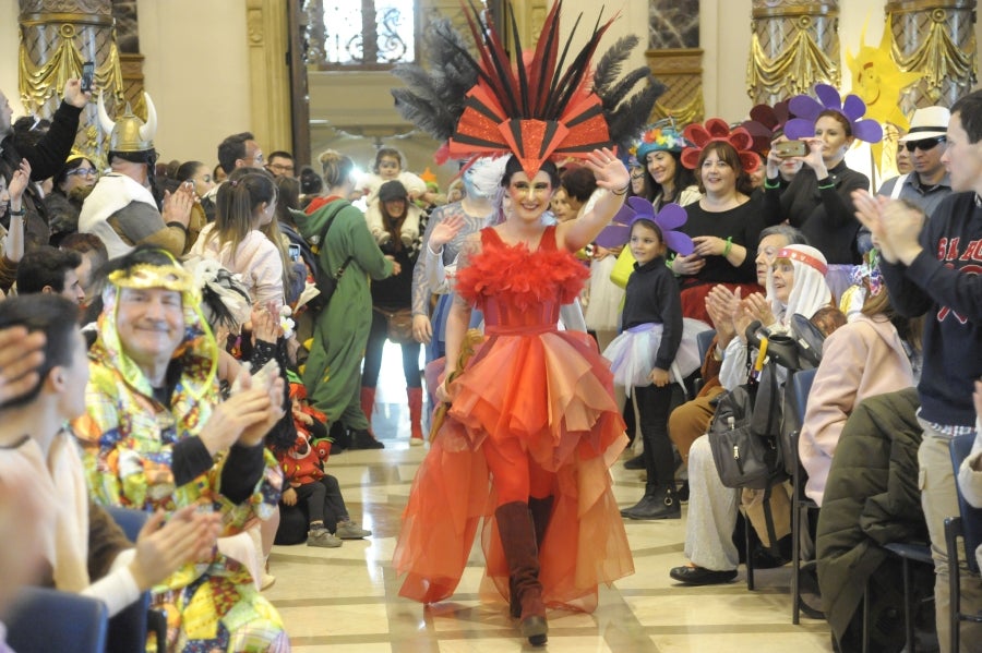 La reina de la fiesta es Maider, egiatarra de 22 años, que lleva 16 en la comparsa de Denok Taldea. Ella y su séquito, compuesto por Ana Gil, Mikel Nuñez y Judith Sánchez, tratan de que todos los donostiarras vivan la fiesta con la ilusión y alegría de su comparsa.