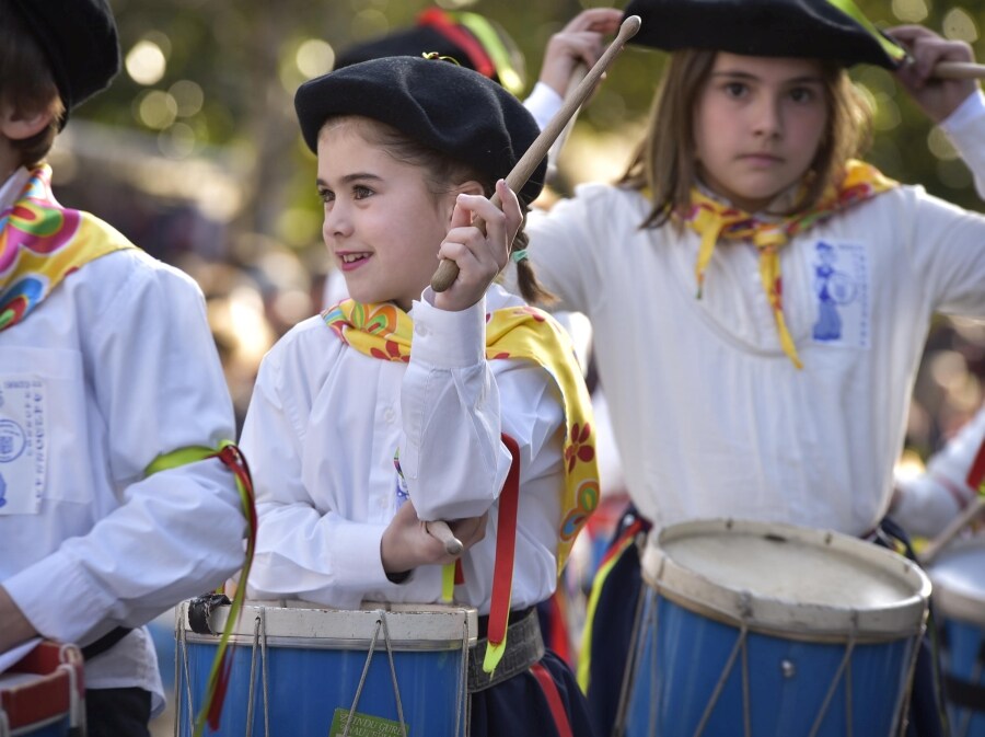 Los Carnavales aterrizan en Tolosa y llenan las calles de música, baile y colores. 