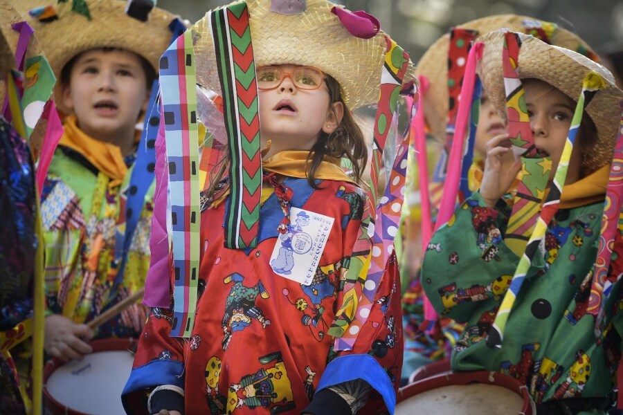 Los Carnavales aterrizan en Tolosa y llenan las calles de música, baile y colores. 