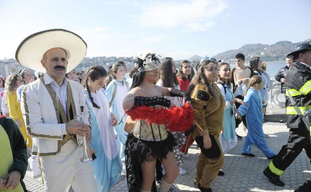 Una multitudinaria kalejira recorrió el paseo de La Concha acompañando a la Diosa Momo en su trayecto.