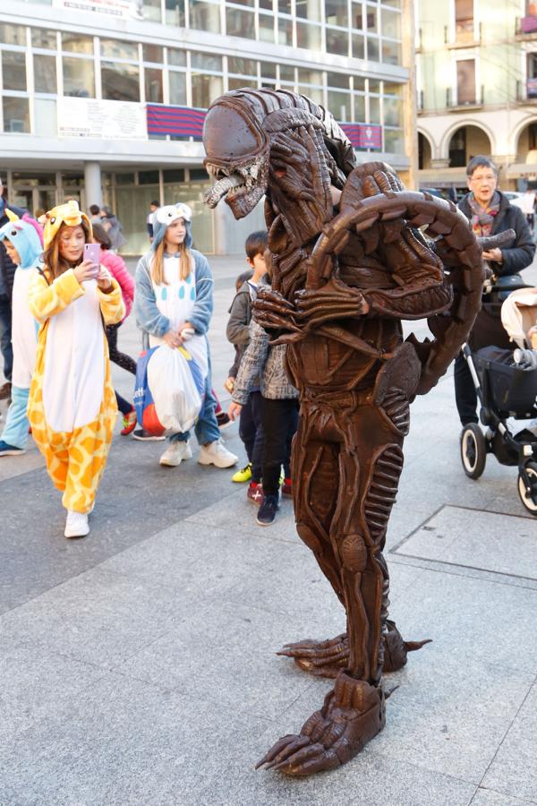 Las Jornadas de Teatro cuentan, desde hace 17 años, con una muestra de estatuas humanas que se lleva a cabo dentro de la programación teatral, pero que más bien realza las fiestas de Carnaval. 