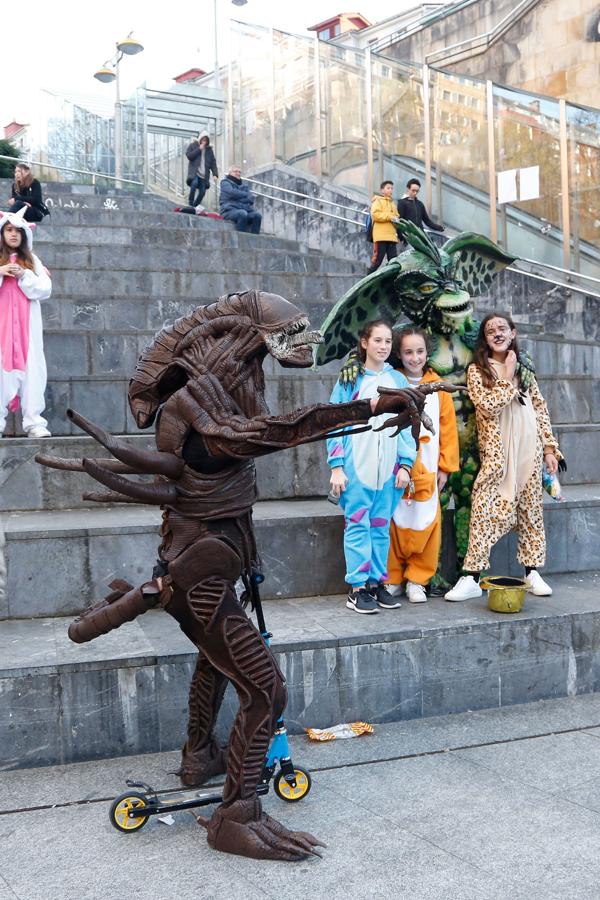 Las Jornadas de Teatro cuentan, desde hace 17 años, con una muestra de estatuas humanas que se lleva a cabo dentro de la programación teatral, pero que más bien realza las fiestas de Carnaval. 