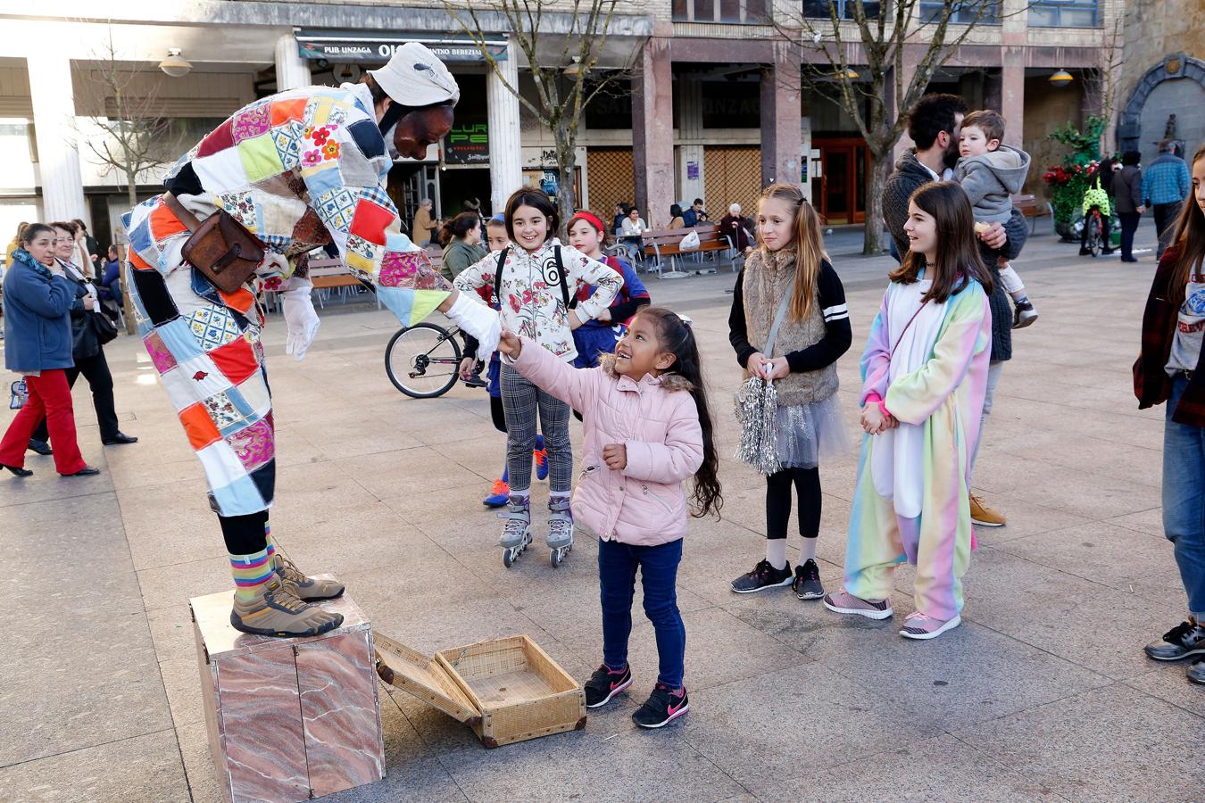 Las Jornadas de Teatro cuentan, desde hace 17 años, con una muestra de estatuas humanas que se lleva a cabo dentro de la programación teatral, pero que más bien realza las fiestas de Carnaval. 