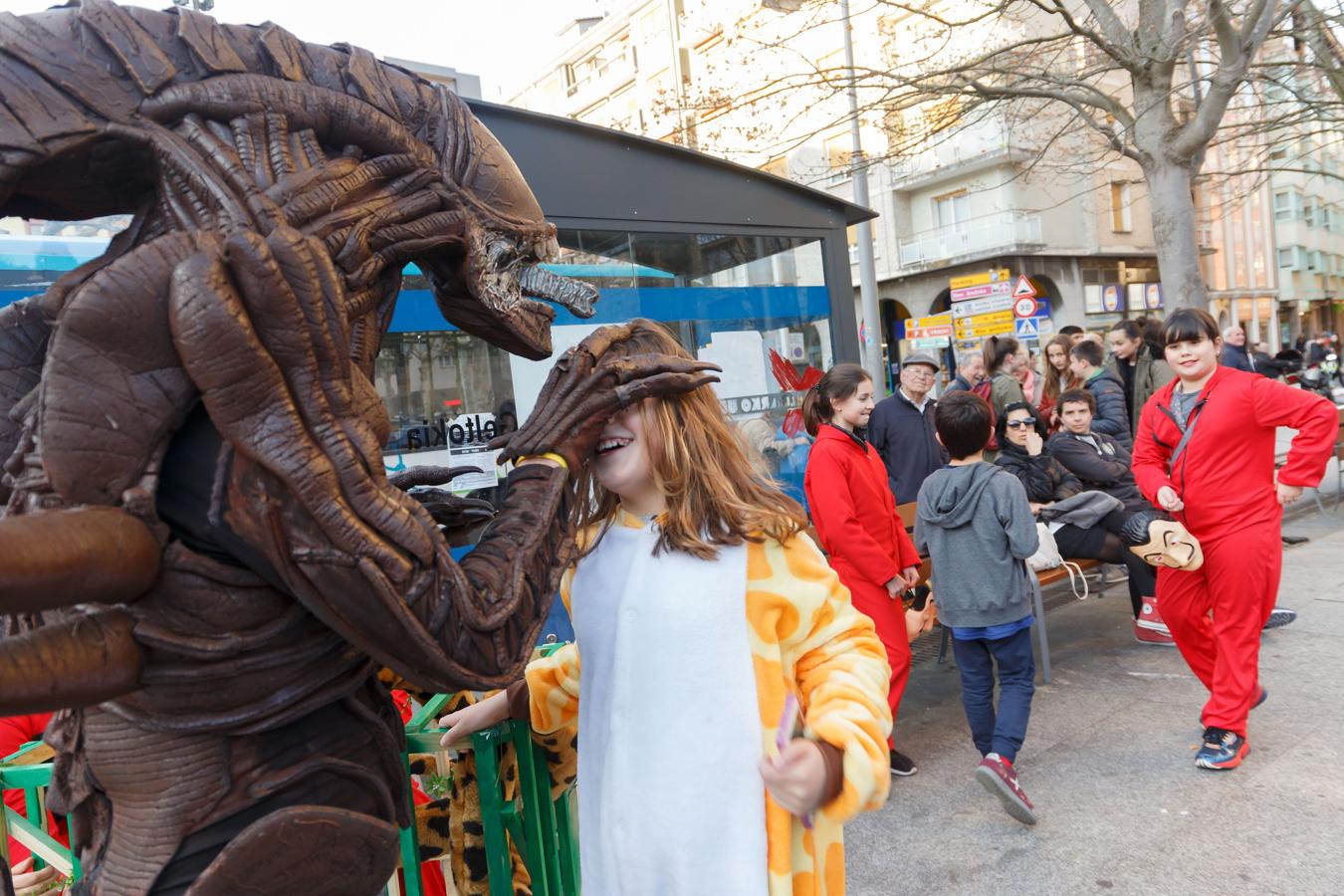 Las Jornadas de Teatro cuentan, desde hace 17 años, con una muestra de estatuas humanas que se lleva a cabo dentro de la programación teatral, pero que más bien realza las fiestas de Carnaval. 