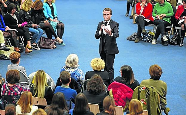 El presidente francés, Emmanuel Macron, en un debate con mujeres en la localidad de Pessac el pasado jueves.