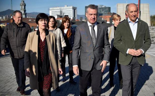 El lehendakari, Iñigo Urkullu, junto a varios consejeros, ha visitado la capilla ardiente para despedir al expresidente del PNV Xabier Arzalluz