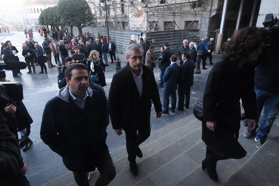 La iglesia de Santa María la Real de Azkoitia se ha quedado pequeña este sábado para acoger a los cientos de personas que han asistido al funeral por el alma del expresidente del PNV Xabier Arzalluz, fallecido el pasado a los 86 años.