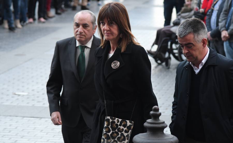 La iglesia de Santa María la Real de Azkoitia se ha quedado pequeña este sábado para acoger a los cientos de personas que han asistido al funeral por el alma del expresidente del PNV Xabier Arzalluz, fallecido el pasado a los 86 años.