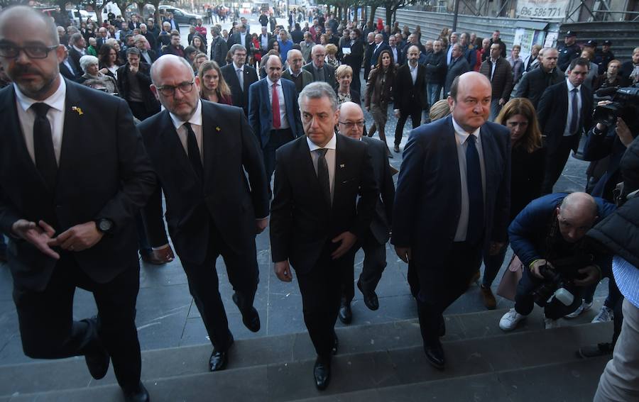 La iglesia de Santa María la Real de Azkoitia se ha quedado pequeña este sábado para acoger a los cientos de personas que han asistido al funeral por el alma del expresidente del PNV Xabier Arzalluz, fallecido el pasado a los 86 años.