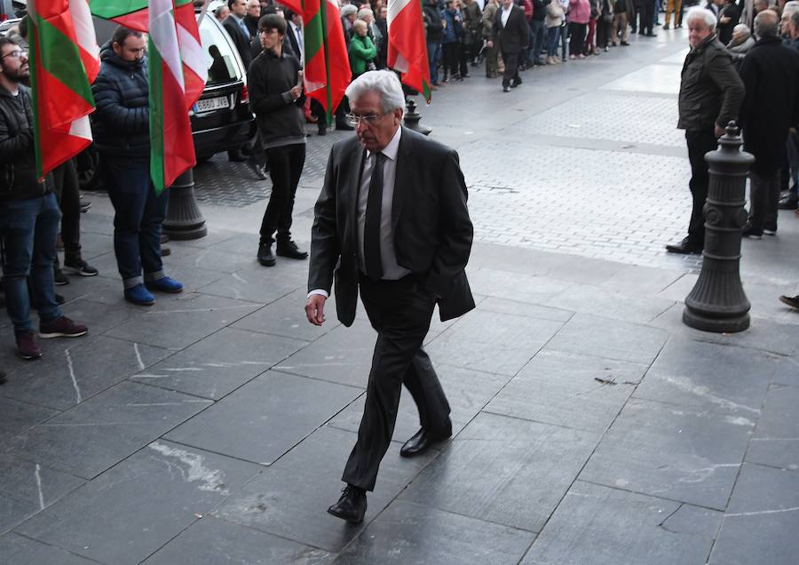 La iglesia de Santa María la Real de Azkoitia se ha quedado pequeña este sábado para acoger a los cientos de personas que han asistido al funeral por el alma del expresidente del PNV Xabier Arzalluz, fallecido el pasado a los 86 años.