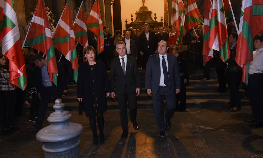 La iglesia de Santa María la Real de Azkoitia se ha quedado pequeña este sábado para acoger a los cientos de personas que han asistido al funeral por el alma del expresidente del PNV Xabier Arzalluz, fallecido el pasado a los 86 años.