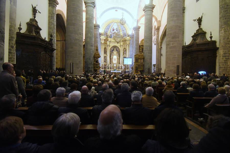 La iglesia de Santa María la Real de Azkoitia se ha quedado pequeña este sábado para acoger a los cientos de personas que han asistido al funeral por el alma del expresidente del PNV Xabier Arzalluz, fallecido el pasado a los 86 años.