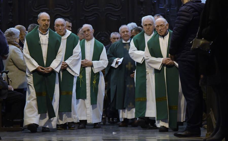 La iglesia de Santa María la Real de Azkoitia se ha quedado pequeña este sábado para acoger a los cientos de personas que han asistido al funeral por el alma del expresidente del PNV Xabier Arzalluz, fallecido el pasado a los 86 años.