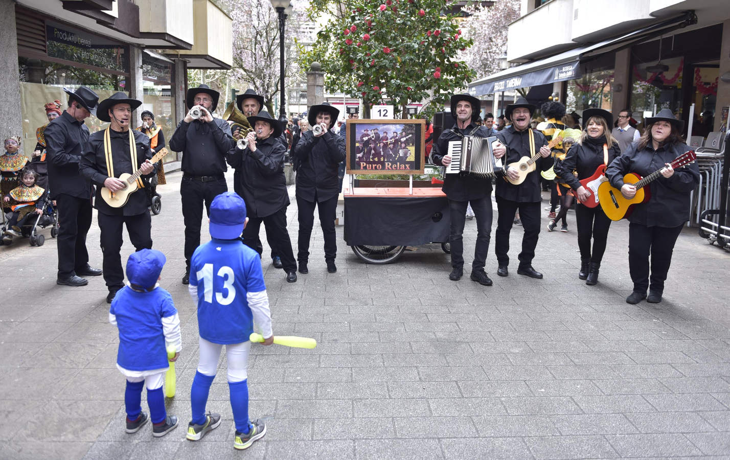 Astelenitak hartu du Tolosa eta, eguraldia lagun, kaleak bete dituzte mozorro eta jaien zaleek.