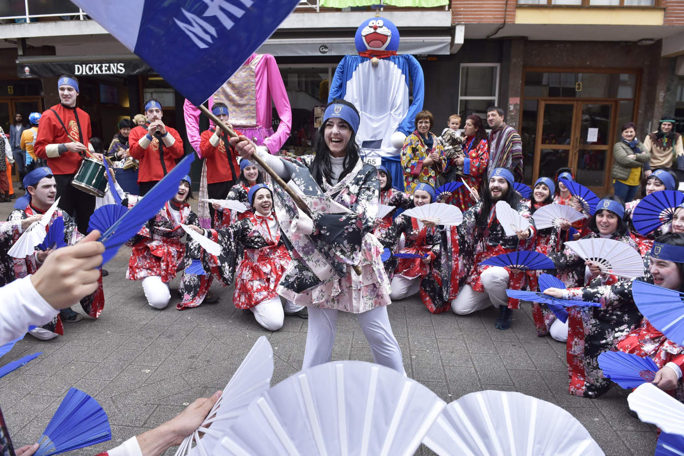 Astelenitak hartu du Tolosa eta, eguraldia lagun, kaleak bete dituzte mozorro eta jaien zaleek.