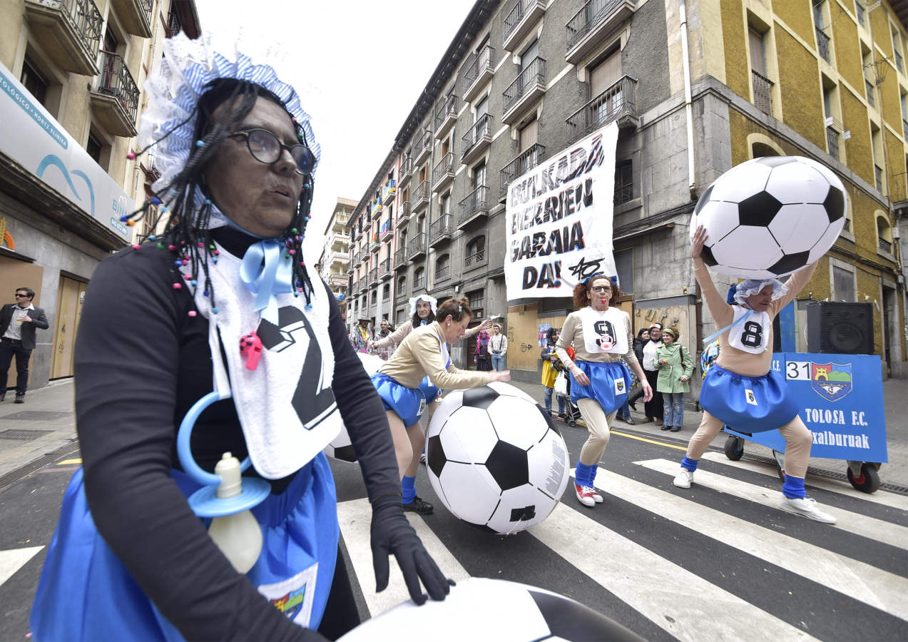 Astelenitak hartu du Tolosa eta, eguraldia lagun, kaleak bete dituzte mozorro eta jaien zaleek.