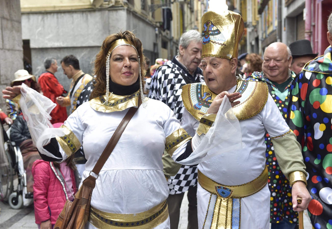 Astelenitak hartu du Tolosa eta, eguraldia lagun, kaleak bete dituzte mozorro eta jaien zaleek.
