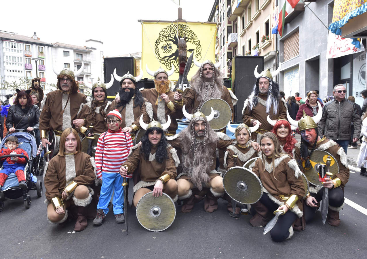 Astelenitak hartu du Tolosa eta, eguraldia lagun, kaleak bete dituzte mozorro eta jaien zaleek.