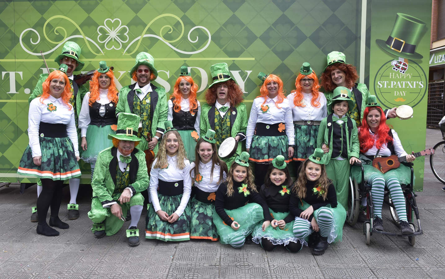 Astelenitak hartu du Tolosa eta, eguraldia lagun, kaleak bete dituzte mozorro eta jaien zaleek.