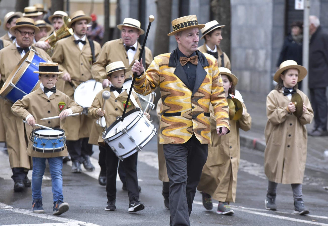 Astelenitak hartu du Tolosa eta, eguraldia lagun, kaleak bete dituzte mozorro eta jaien zaleek.