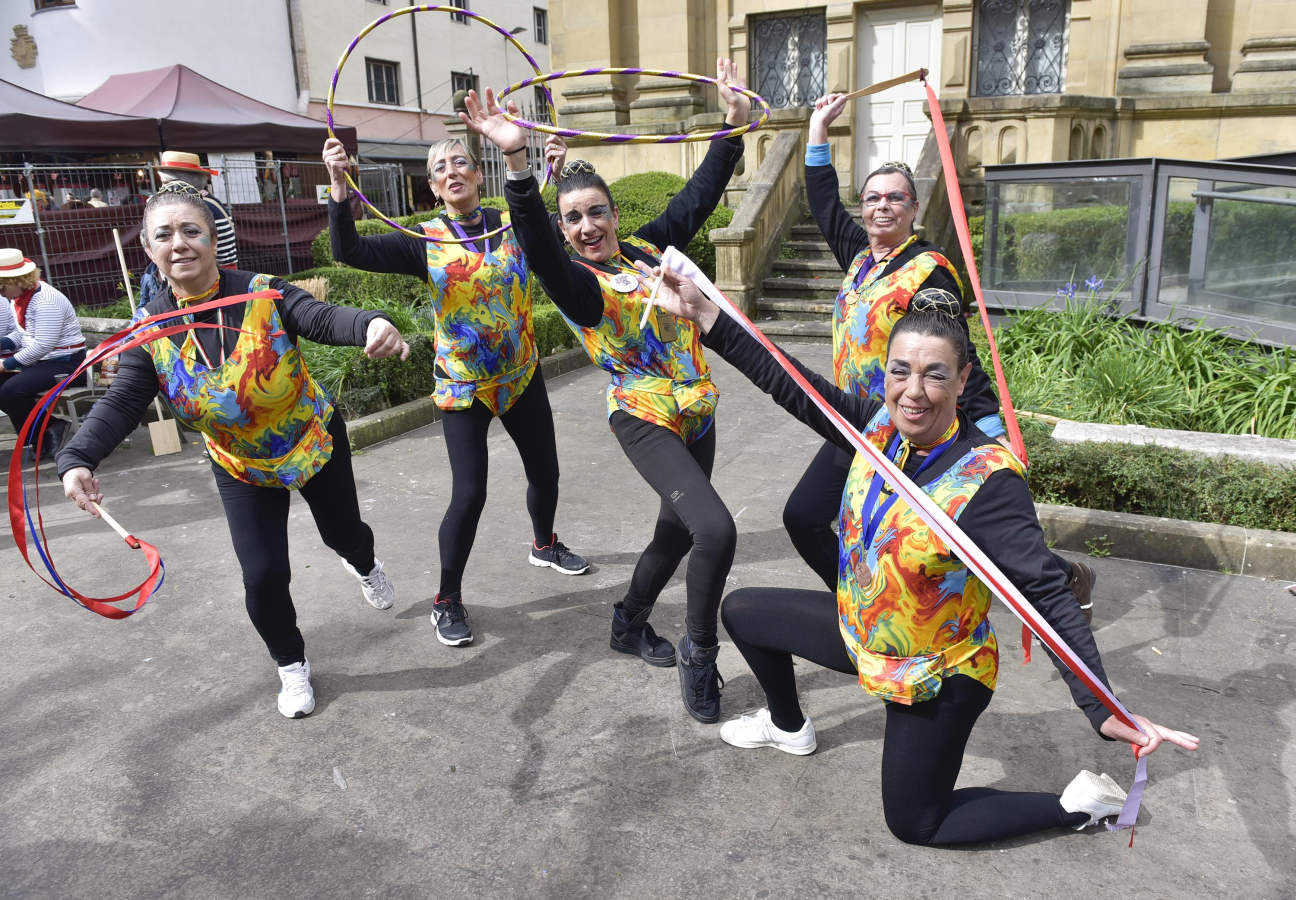 Astelenitak hartu du Tolosa eta, eguraldia lagun, kaleak bete dituzte mozorro eta jaien zaleek.