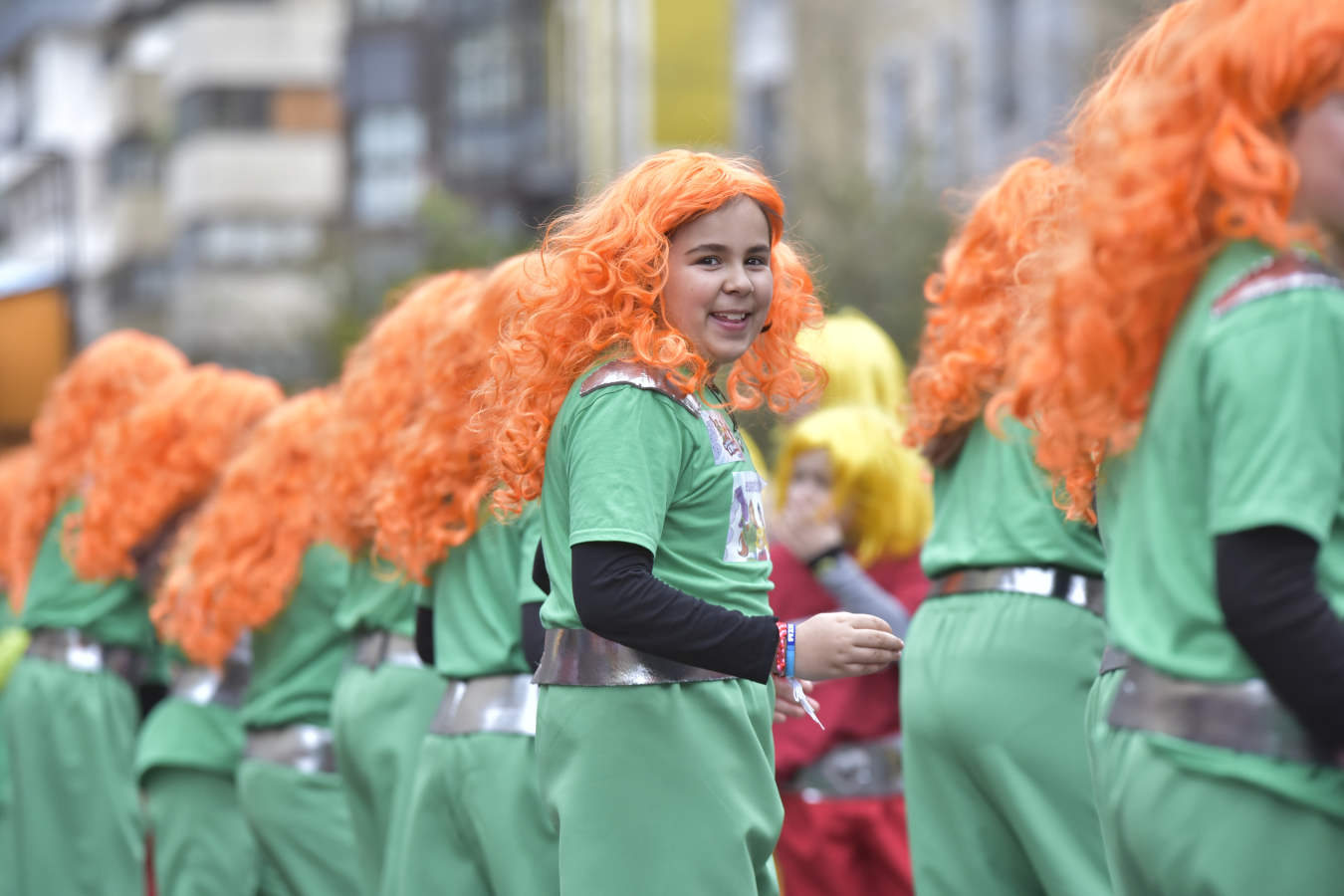 Astelenitak hartu du Tolosa eta, eguraldia lagun, kaleak bete dituzte mozorro eta jaien zaleek.