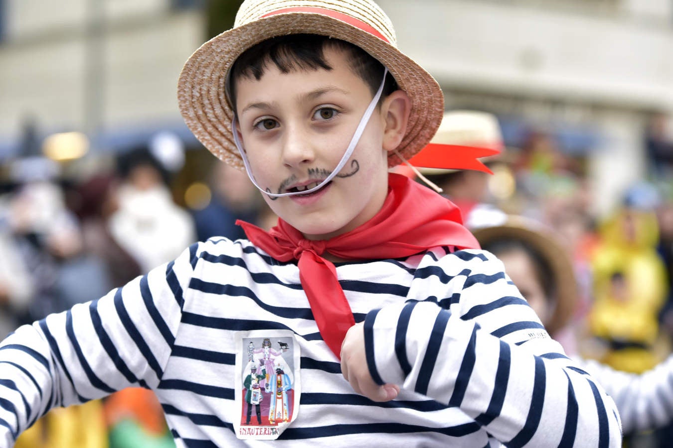 Astelenitak hartu du Tolosa eta, eguraldia lagun, kaleak bete dituzte mozorro eta jaien zaleek.