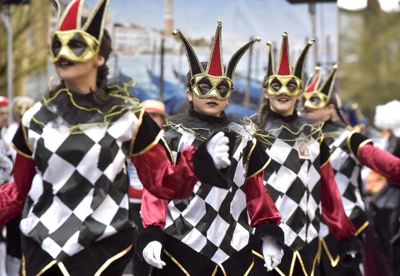 Astelenitak hartu du Tolosa eta, eguraldia lagun, kaleak bete dituzte mozorro eta jaien zaleek.