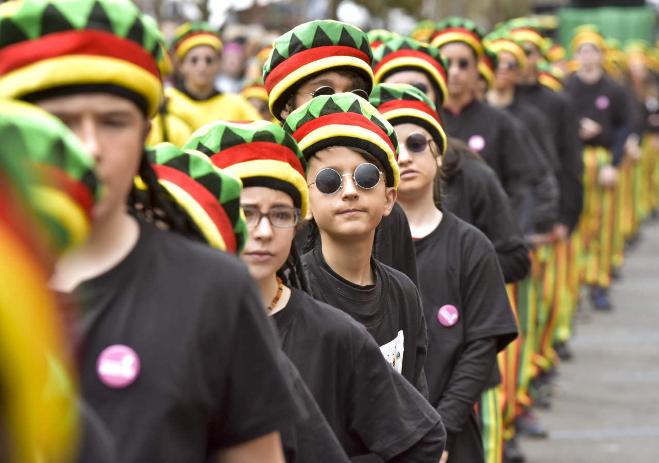 Astelenitak hartu du Tolosa eta, eguraldia lagun, kaleak bete dituzte mozorro eta jaien zaleek.