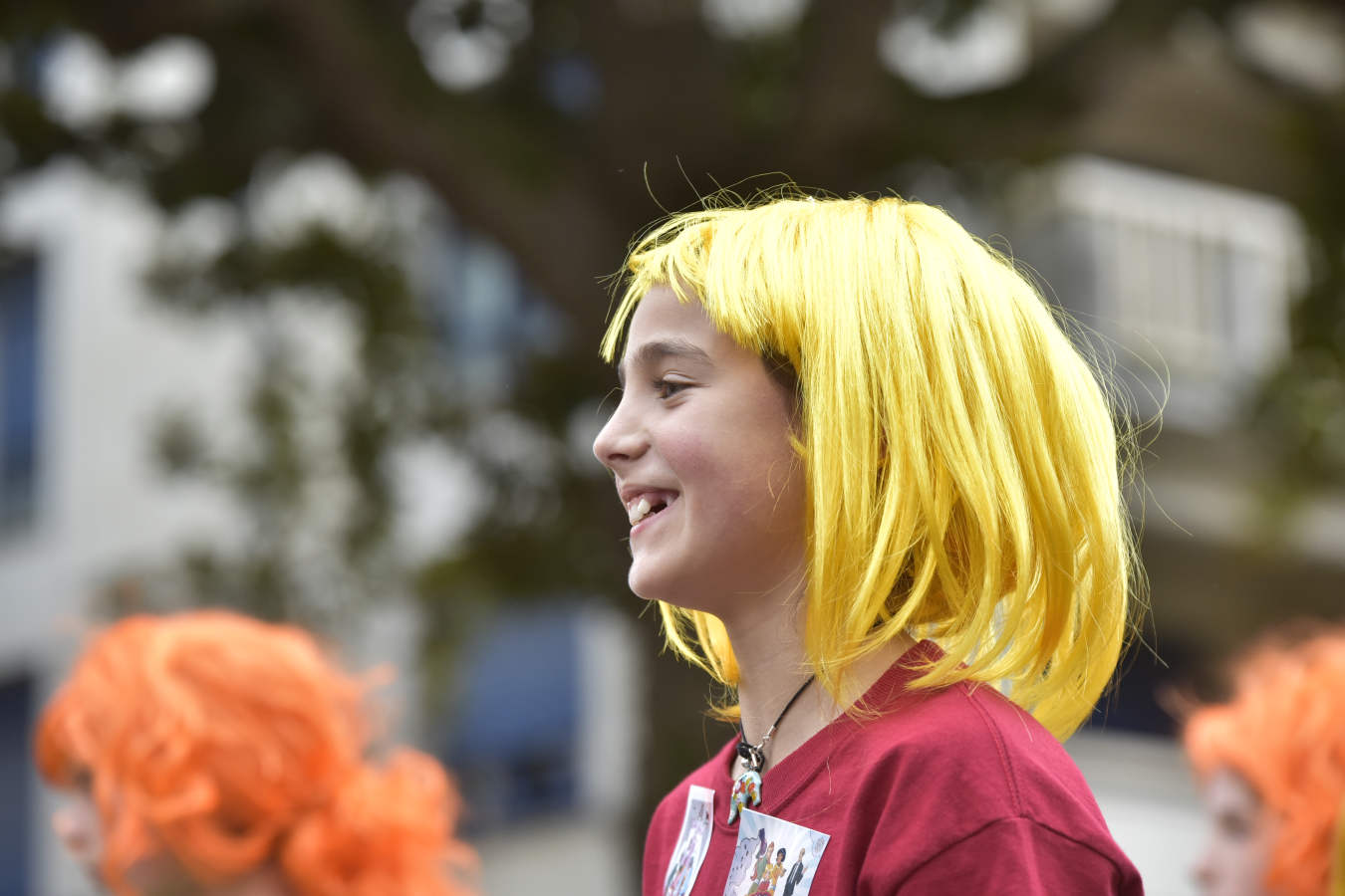 Astelenitak hartu du Tolosa eta, eguraldia lagun, kaleak bete dituzte mozorro eta jaien zaleek.