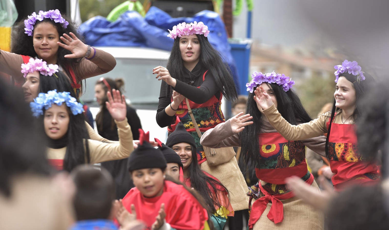 Astelenitak hartu du Tolosa eta, eguraldia lagun, kaleak bete dituzte mozorro eta jaien zaleek.