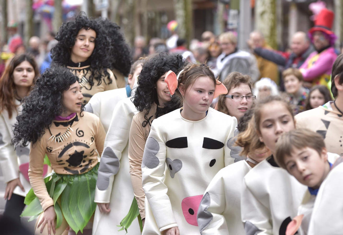 Astelenitak hartu du Tolosa eta, eguraldia lagun, kaleak bete dituzte mozorro eta jaien zaleek.