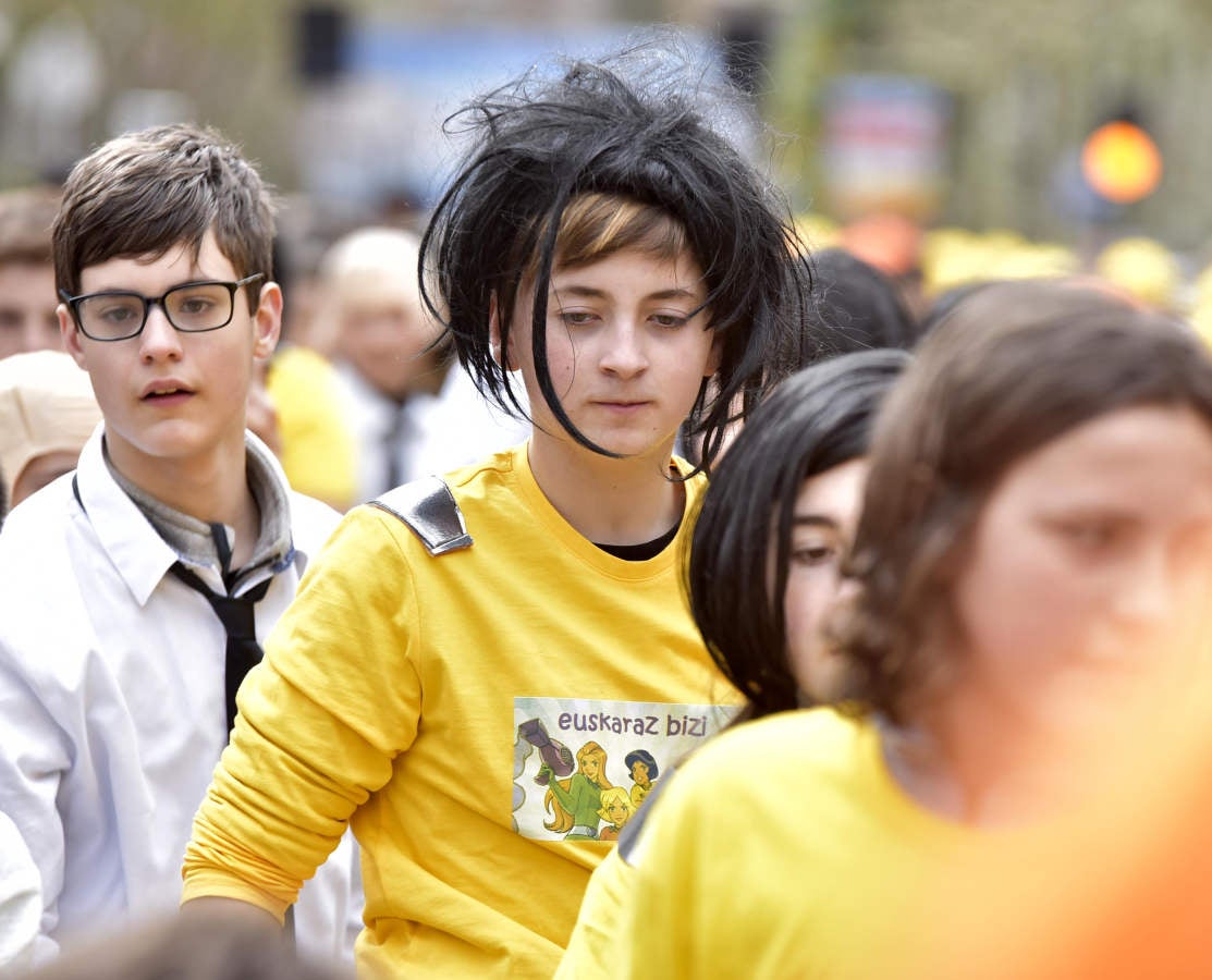 Astelenitak hartu du Tolosa eta, eguraldia lagun, kaleak bete dituzte mozorro eta jaien zaleek.