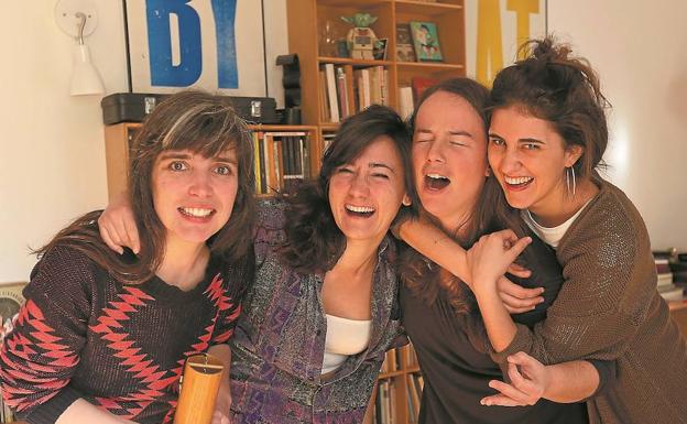 Elena Setién, a la izquierda, ofreció el salón de su casa para ensayar con Sara Mansilla, Olatz Salvador e Izaro la canción-sorpresa que improvisarán el jueves en el espectáculo Gure Ahotsak.