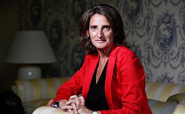 La ministra de Transición Ecológica, Teresa Ribera, posa en uno de los salones de la sede del Ministerio antes de acudir a la cita del 'Change the Change' en Donostia.