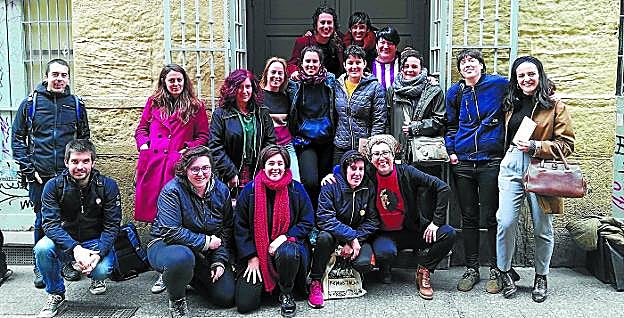 Aurkezpenean ere, taldearen indarra. Uxue Alberdi, egilea, eskaileren goiko aldean dago, Ane Labaka eta Onintza Enbeitaren artean