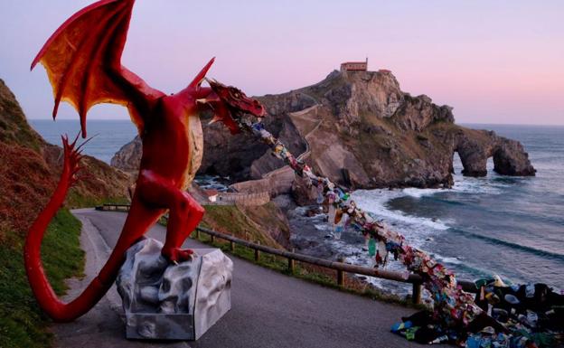 El dragón de Greenpeace escupe plástico en vez de fuego frente a Gaztelugatxe