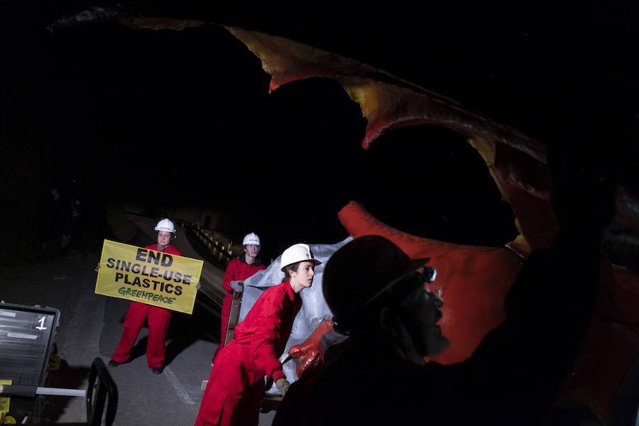 Los dragones han vuelto este martes por la mañana a San Juan de Gaztelugatxe, pero esta vez no se ha tratado de un nuevo rodaje de la serie 'Juego de Tronos''. Greenpeace ha aprovechado el tirón de esta producción, cuya última temporada se estrena el próximo 14 de abril, para impulsar su campaña en la localización de la fantástica Rocadragón contra los envoltorios plásticos desechables o de un solo uso, «una amenaza mucho más real que los caminantes blancos»,