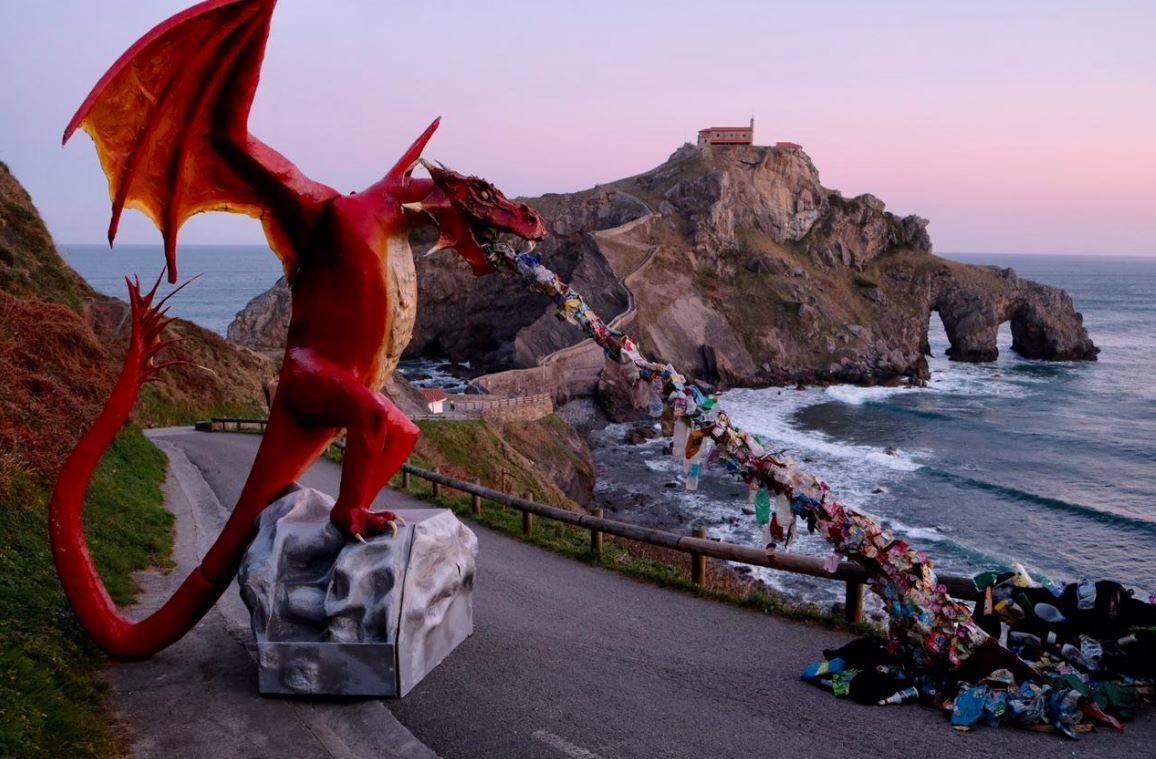 Los dragones han vuelto este martes por la mañana a San Juan de Gaztelugatxe, pero esta vez no se ha tratado de un nuevo rodaje de la serie 'Juego de Tronos''. Greenpeace ha aprovechado el tirón de esta producción, cuya última temporada se estrena el próximo 14 de abril, para impulsar su campaña en la localización de la fantástica Rocadragón contra los envoltorios plásticos desechables o de un solo uso, «una amenaza mucho más real que los caminantes blancos»,