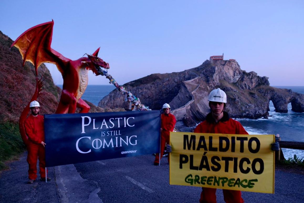 Los dragones han vuelto este martes por la mañana a San Juan de Gaztelugatxe, pero esta vez no se ha tratado de un nuevo rodaje de la serie 'Juego de Tronos''. Greenpeace ha aprovechado el tirón de esta producción, cuya última temporada se estrena el próximo 14 de abril, para impulsar su campaña en la localización de la fantástica Rocadragón contra los envoltorios plásticos desechables o de un solo uso, «una amenaza mucho más real que los caminantes blancos»,