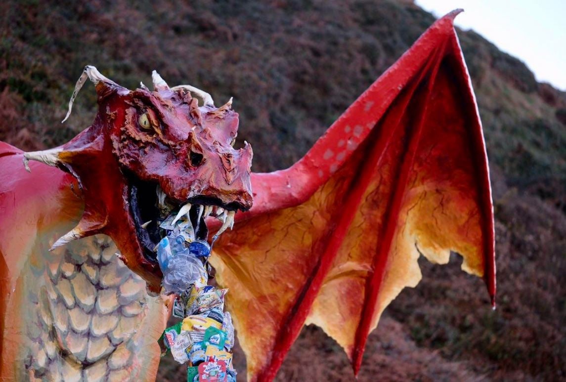 Los dragones han vuelto este martes por la mañana a San Juan de Gaztelugatxe, pero esta vez no se ha tratado de un nuevo rodaje de la serie 'Juego de Tronos''. Greenpeace ha aprovechado el tirón de esta producción, cuya última temporada se estrena el próximo 14 de abril, para impulsar su campaña en la localización de la fantástica Rocadragón contra los envoltorios plásticos desechables o de un solo uso, «una amenaza mucho más real que los caminantes blancos»,