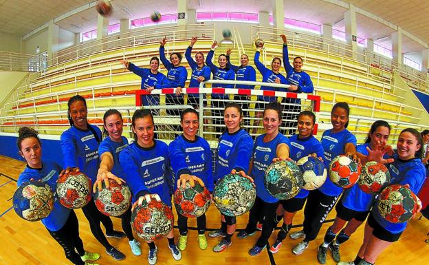 Las jugadoras del Bera Bera posan ayer por la tarde antes de iniciar el último entrenamiento previo al partido de esta noche en el Gasca. 