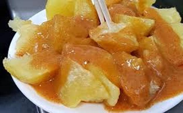 Qué salsa llevan las patatas bravas genuinas y cuál es una aberración