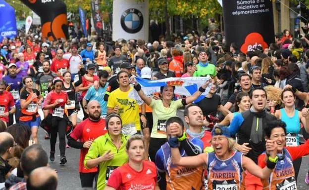 Varios corredores, cerca de la meta en la Behobia - San Sebastián. 