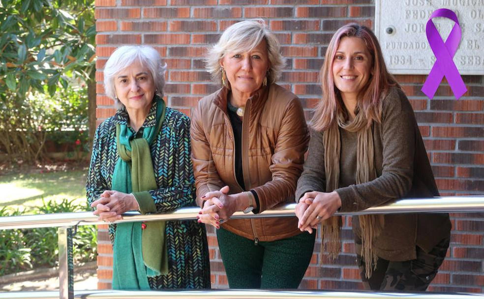 Mari Carmen Garmendia, Mercedes Grijelmo y Raquel Ares posan tras concluir la grabación de la tertulia