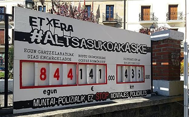 Cartel en Alsasua con un contador de los días que llevan en la cárcel los jóvenes condenados por la agresión a dos guardias civiles en 2016